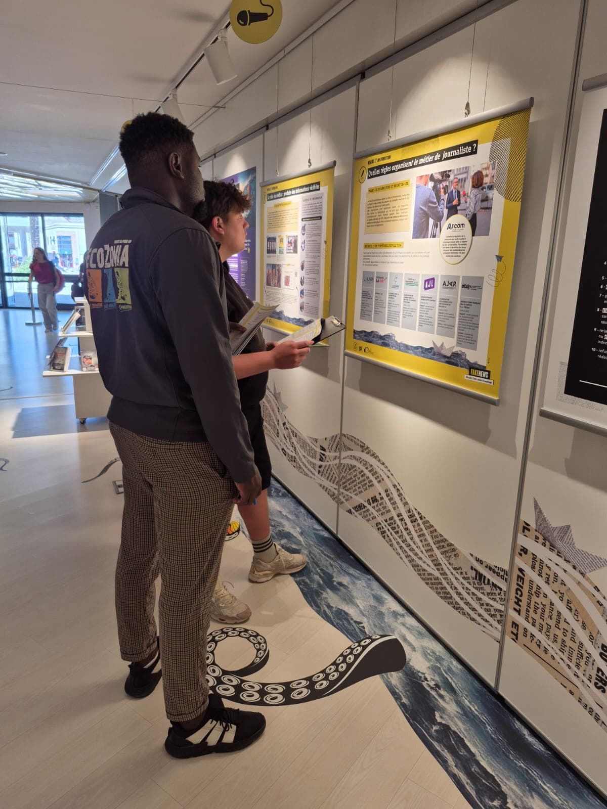 Visite de l'exposition "Fake News" à la médiathèque - photo 2