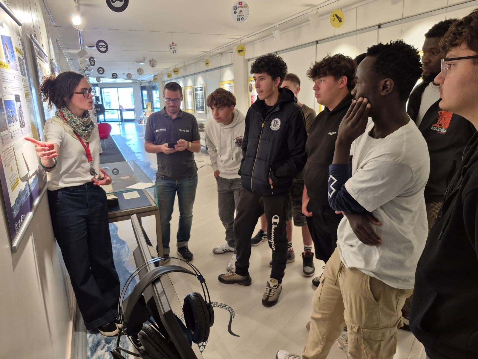 Visite de l'exposition "Fake News" à la médiathèque