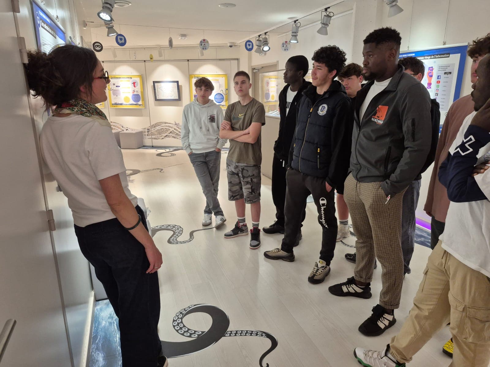 Visite de l'exposition "Fake News" à la médiathèque - photo 3